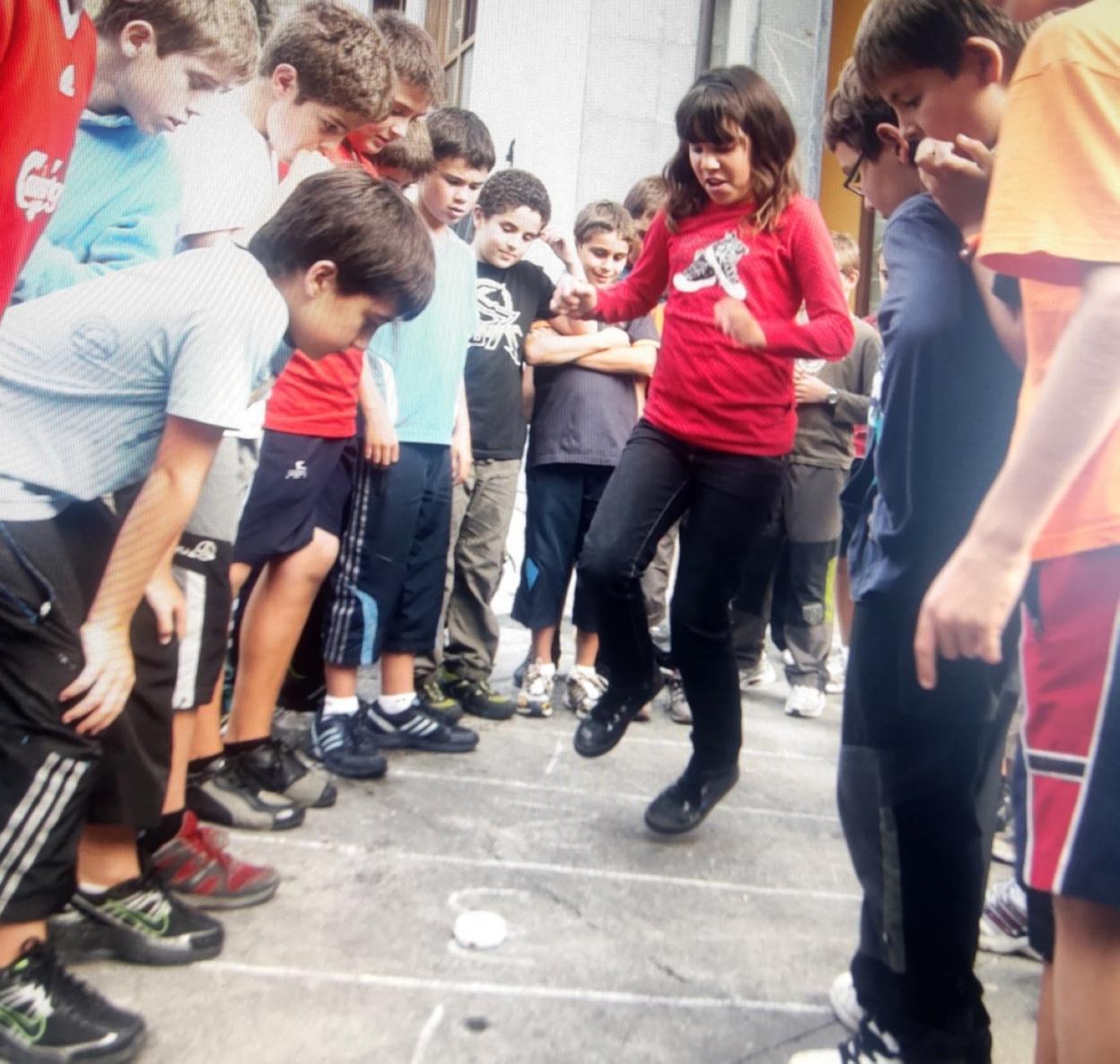 Niños jugando a la rayuela en las fiestas de la plaza Txikita de 2010. 