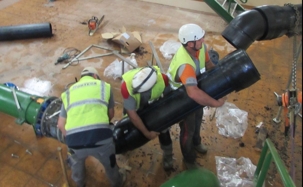 Técnicos de Ortega empalman la boca del 'bypass' en el depósito de Antzarrigartu. 