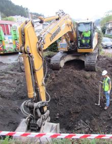 Imagen secundaria 2 - La excavadora durante los trabajos para habilitar el 'by pass'.