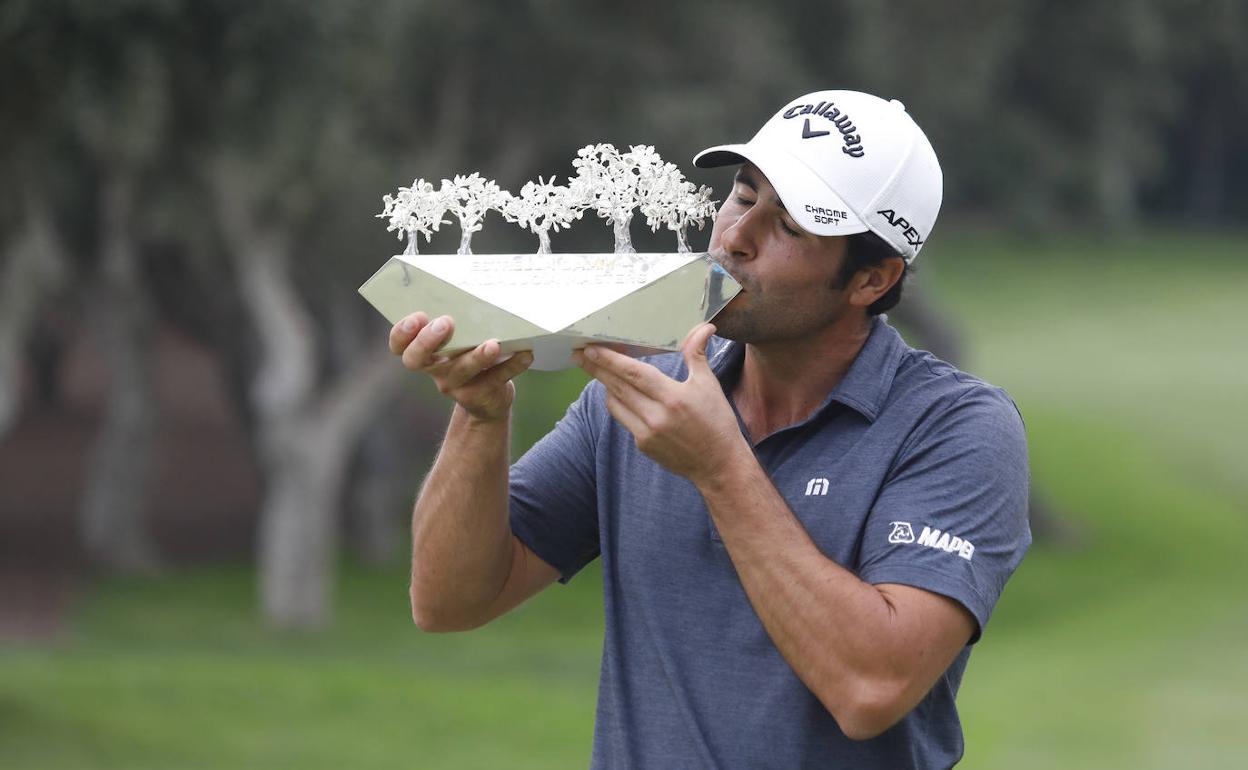 Adrián Otaegui besa el preciado trofeo, este domingo en San Roque (Cádiz). 