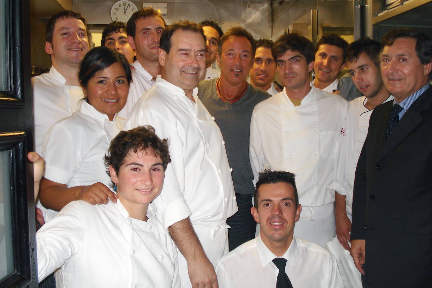 El cantante Bruce Sprinsteen, rodeado de los trabajadores del restaurante.