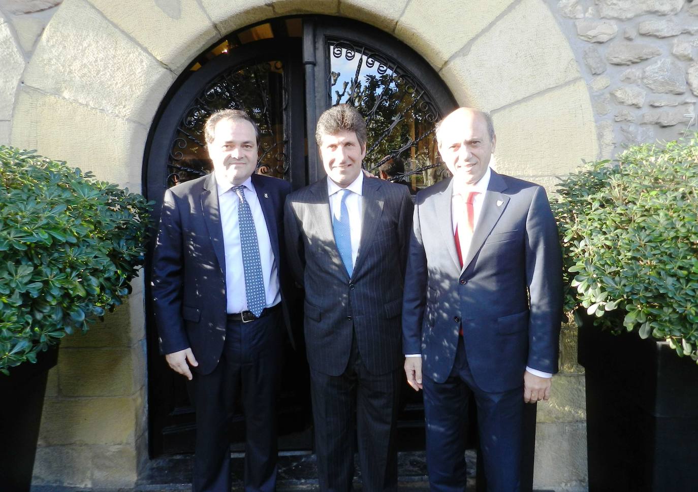 Jokin Aperribay, José María Olazabal y José María del Nido, en la entrada del Zuberoa.