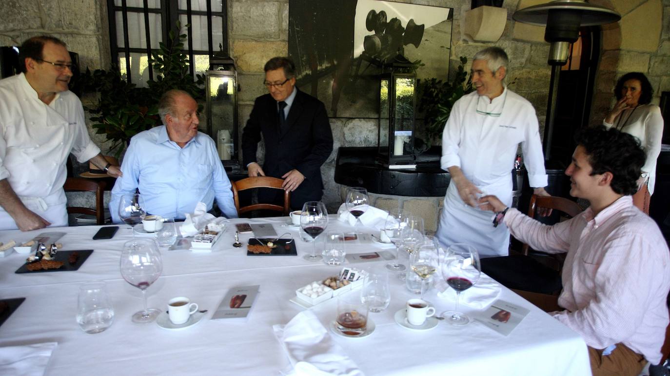 El Rey emérito y su nieto, Felipe Juan Froilán, saludan a Arbelaiz.