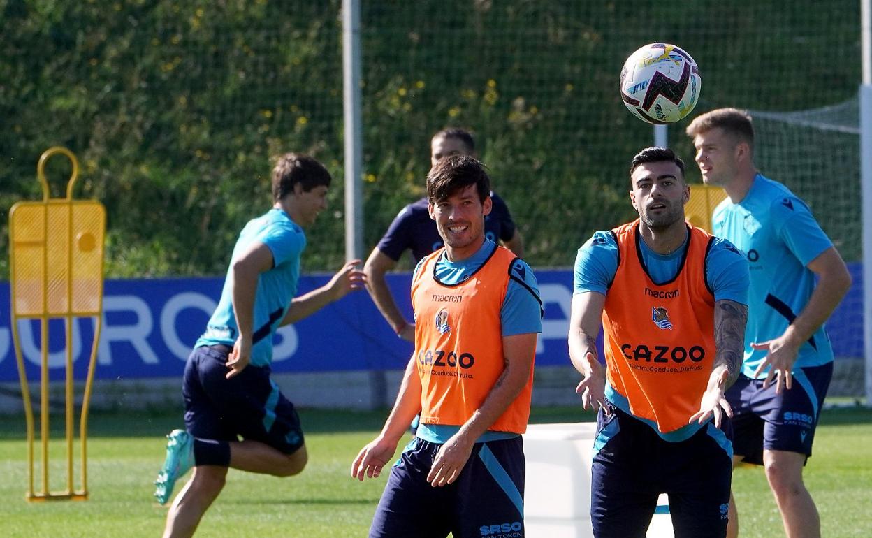 Silva, Rico y Sorloth aparecen durante la sesión de entrenamiento de este martes en Zubieta. 