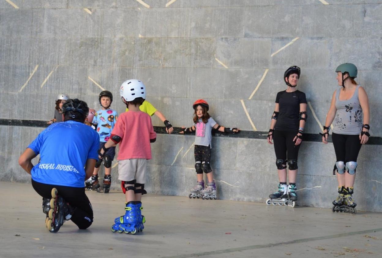 Patinaje ikastaro berri batean parte hartzeko aukera zabaltzen da berriro ere herrian.