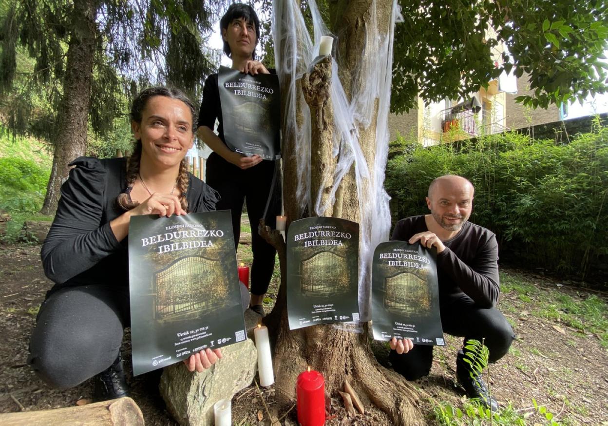 Miembros de Galtzaundi presentan el cartel de la nueva iniciativa en el parque Elosegi. 