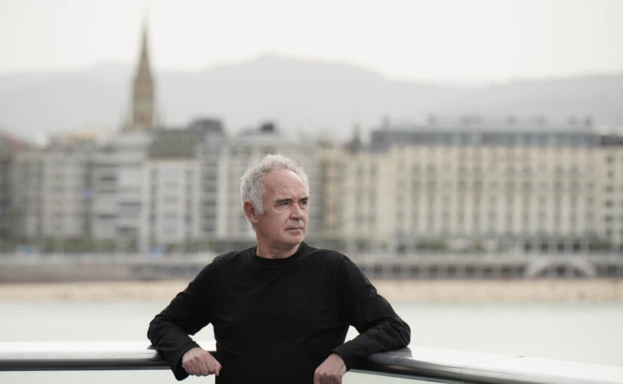 Ferran Adrià posa en el exterior del Aquarium de Donostia 