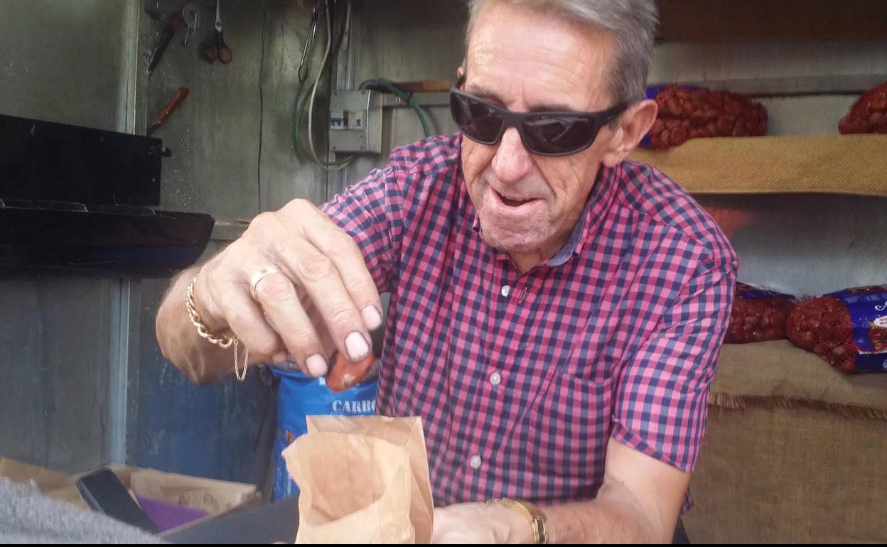 Patxi González, en manga corta, vendienco castañas casi a 30 grados en Donostia.