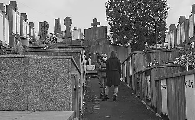 Inmaculada Iruretagoyena en el cementerio donde descansa su hermano José Ignacio.