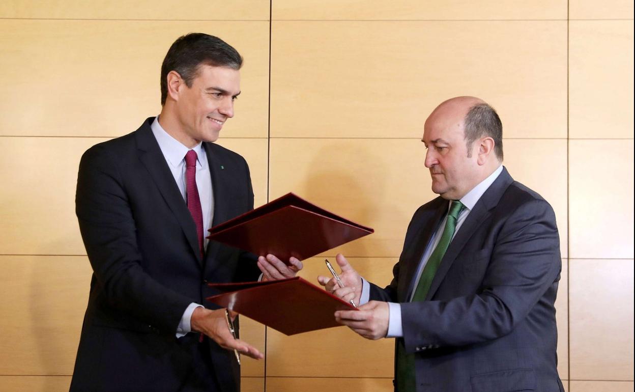 Pedro Sánchez y Andoni Ortuzar en diciembre de 2019, cuando ambos firmaron el acuerdo de investidura. 