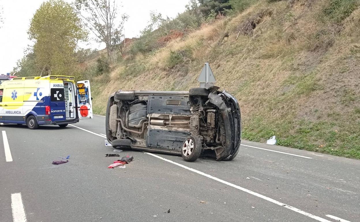El vehículo volcado en mitad de la N-634 en Deba este viernes.