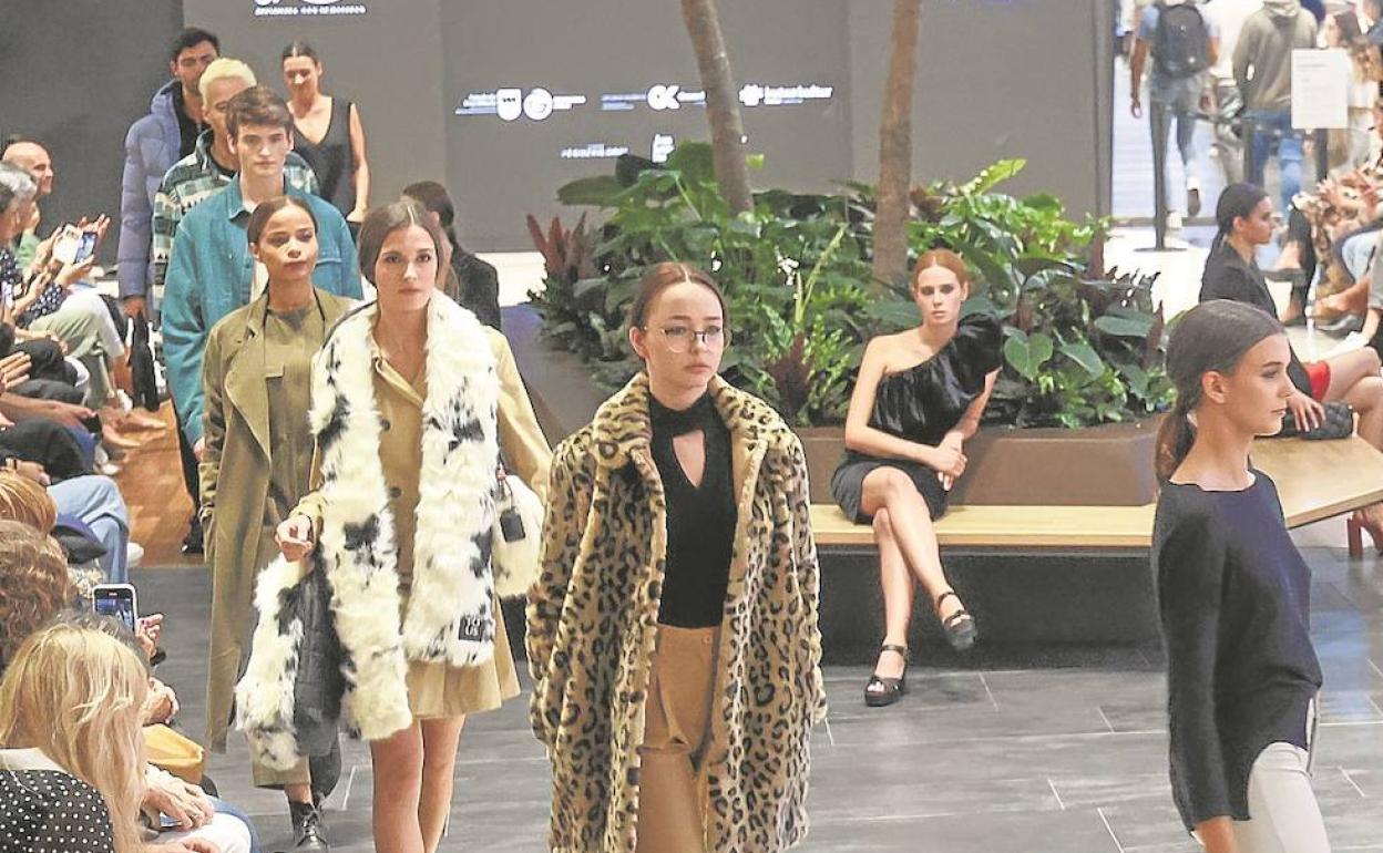 En el 'fashion show' se pudieron ver 'looks' de todos los estilos.