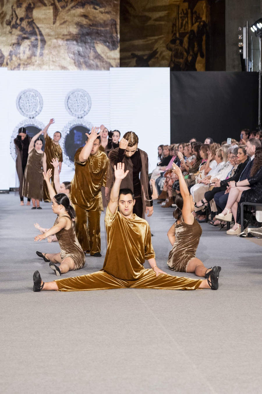 Fotos: Vallejo Joyeros presenta su colección al ritmo de Verdini Dantza Taldea