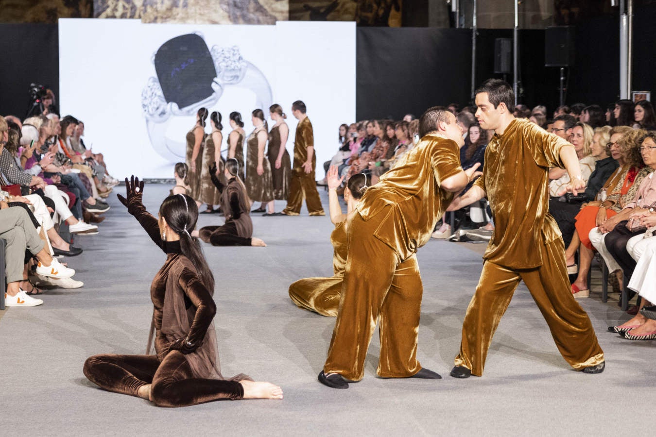 Fotos: Vallejo Joyeros presenta su colección al ritmo de Verdini Dantza Taldea