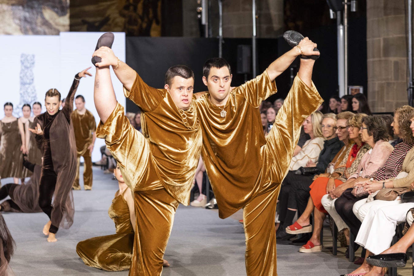 Fotos: Vallejo Joyeros presenta su colección al ritmo de Verdini Dantza Taldea