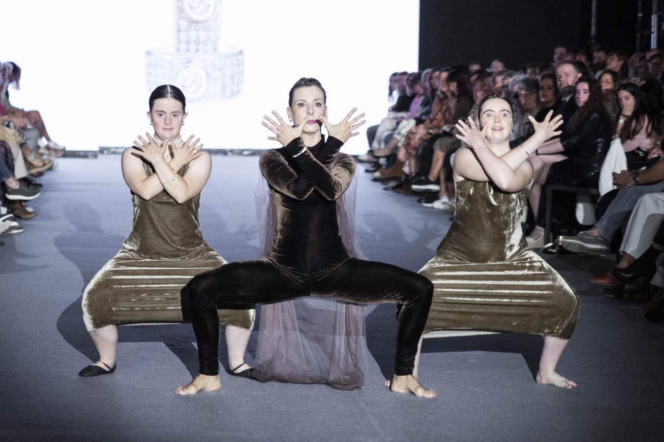 Fotos: Vallejo Joyeros presenta su colección al ritmo de Verdini Dantza Taldea