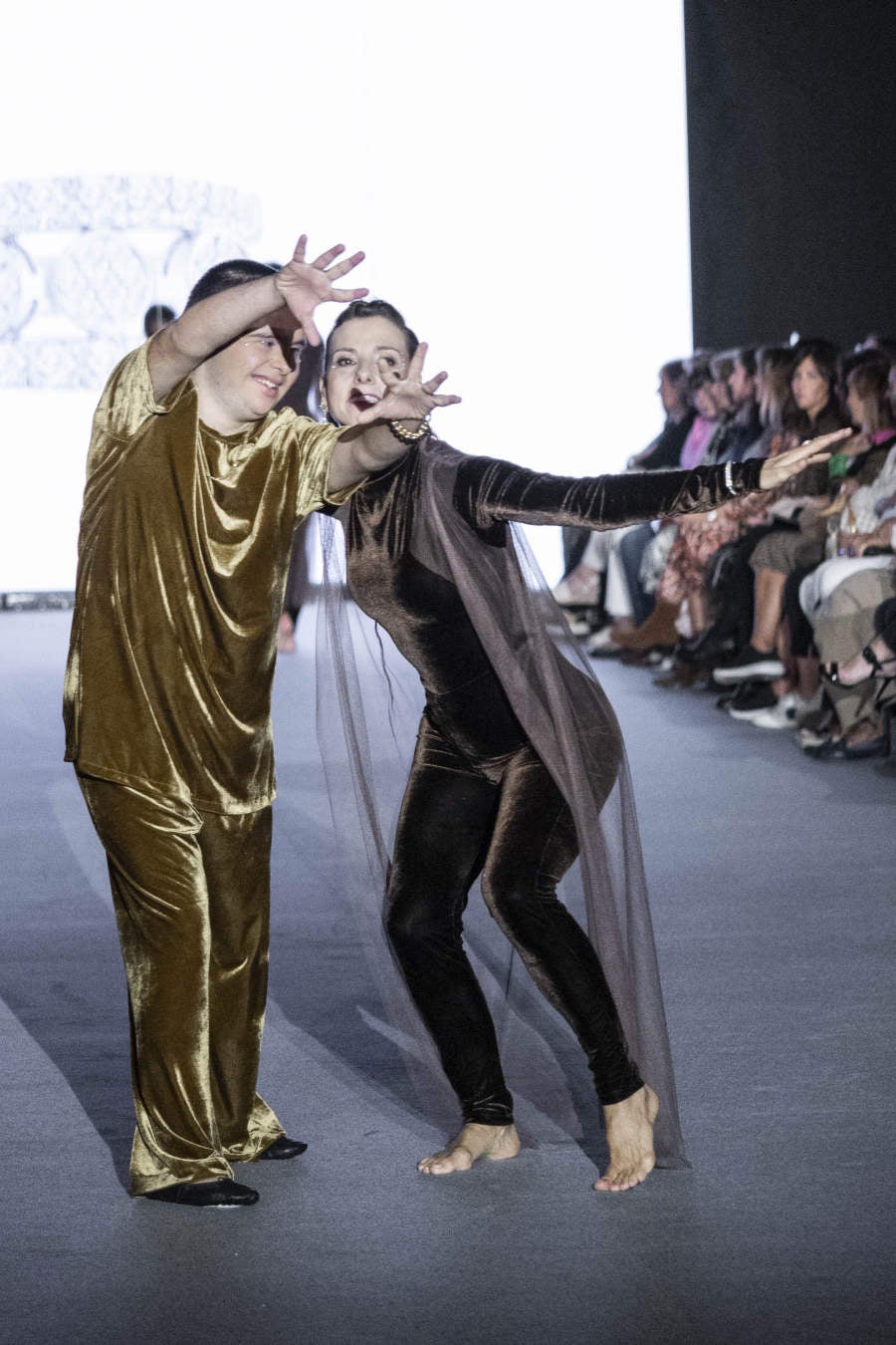 Fotos: Vallejo Joyeros presenta su colección al ritmo de Verdini Dantza Taldea