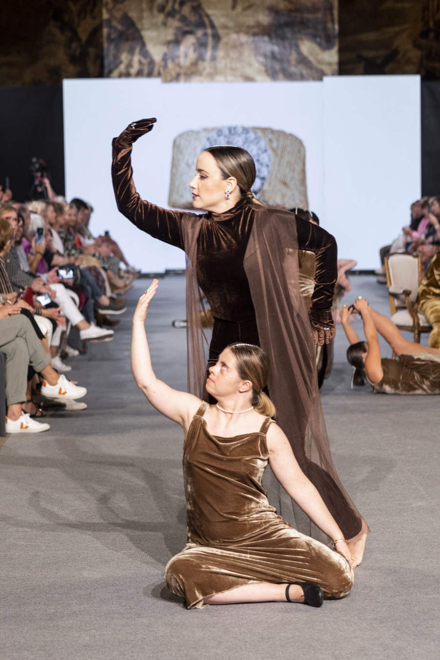 Fotos: Vallejo Joyeros presenta su colección al ritmo de Verdini Dantza Taldea