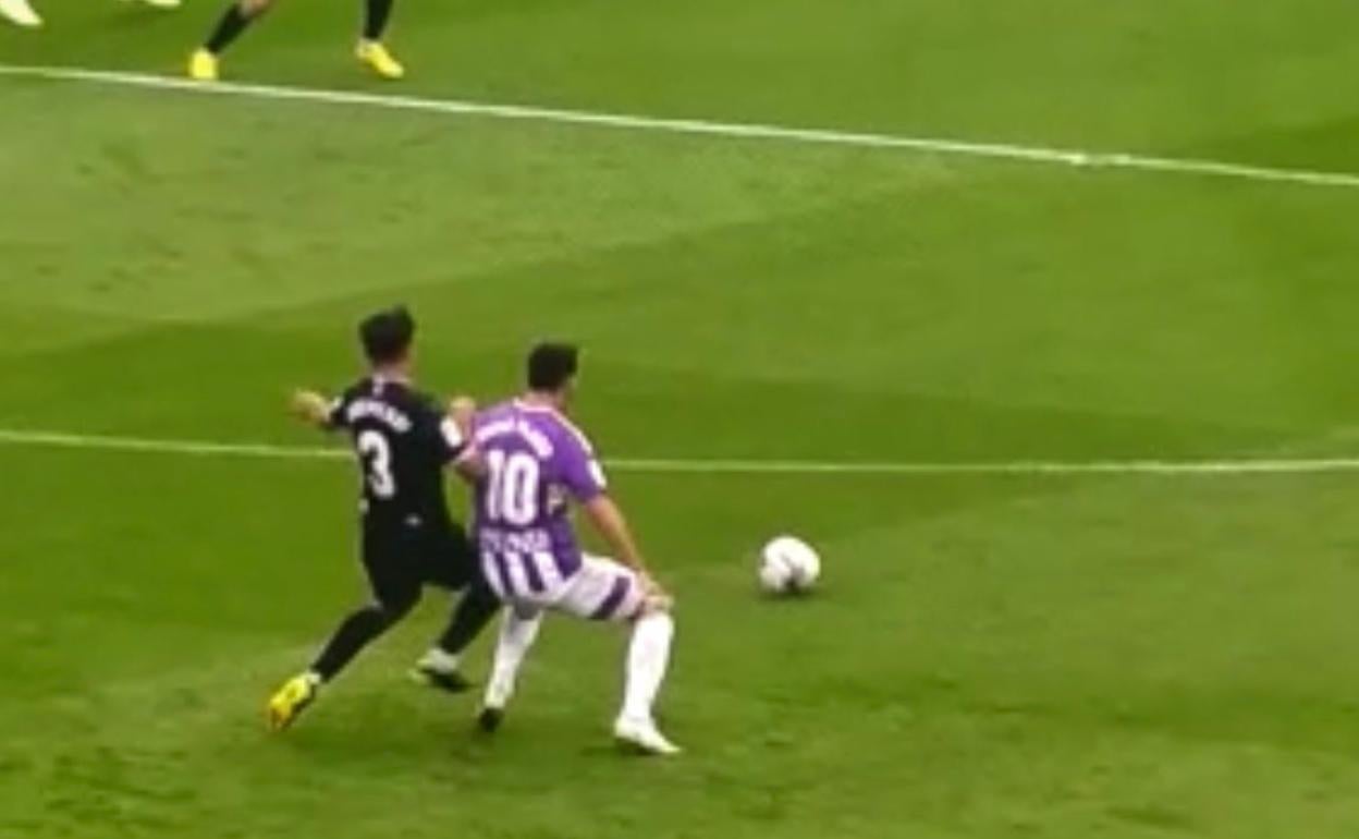 Momento en el que Zubimendi impacta en la rodilla de Óscar Plano. 