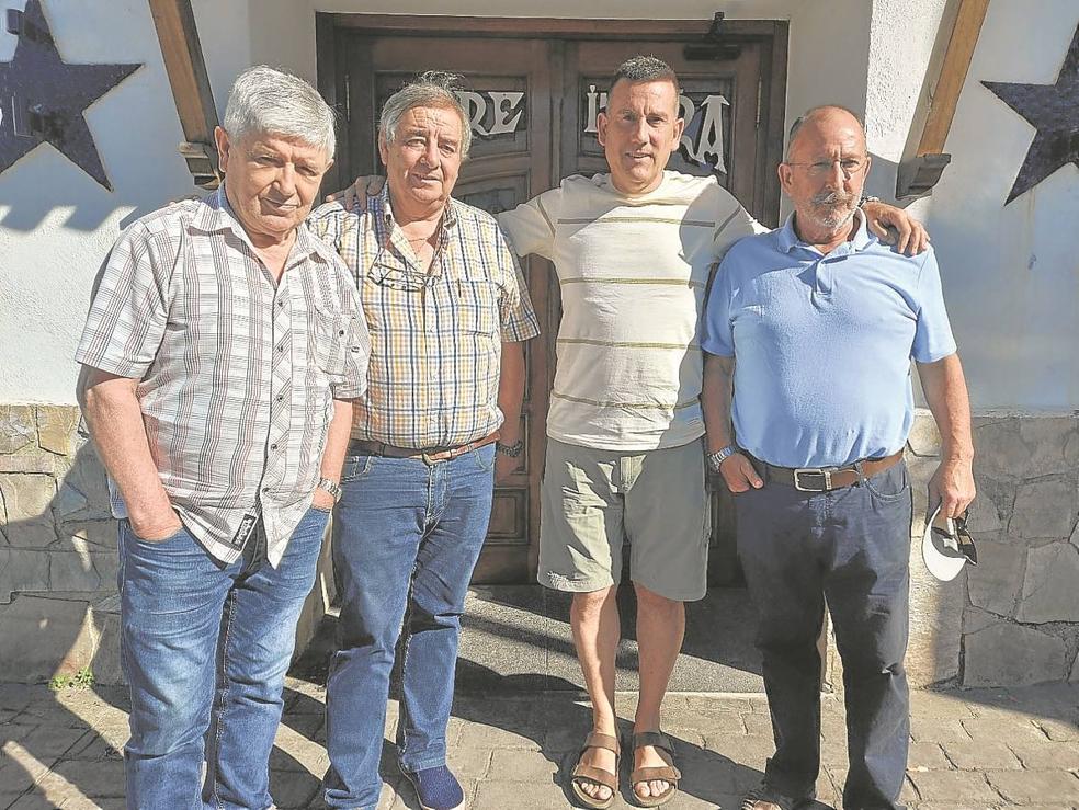 El presidente, Juanra Barrena, junto a socios de Gure Izarra en el acceso a la misma. 