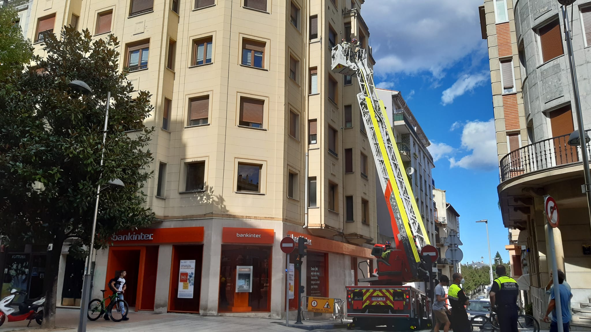 Los bomberos realizan trabajos de retirada de cascotes en pelogro de caída en el Paseo Colón de Irun.