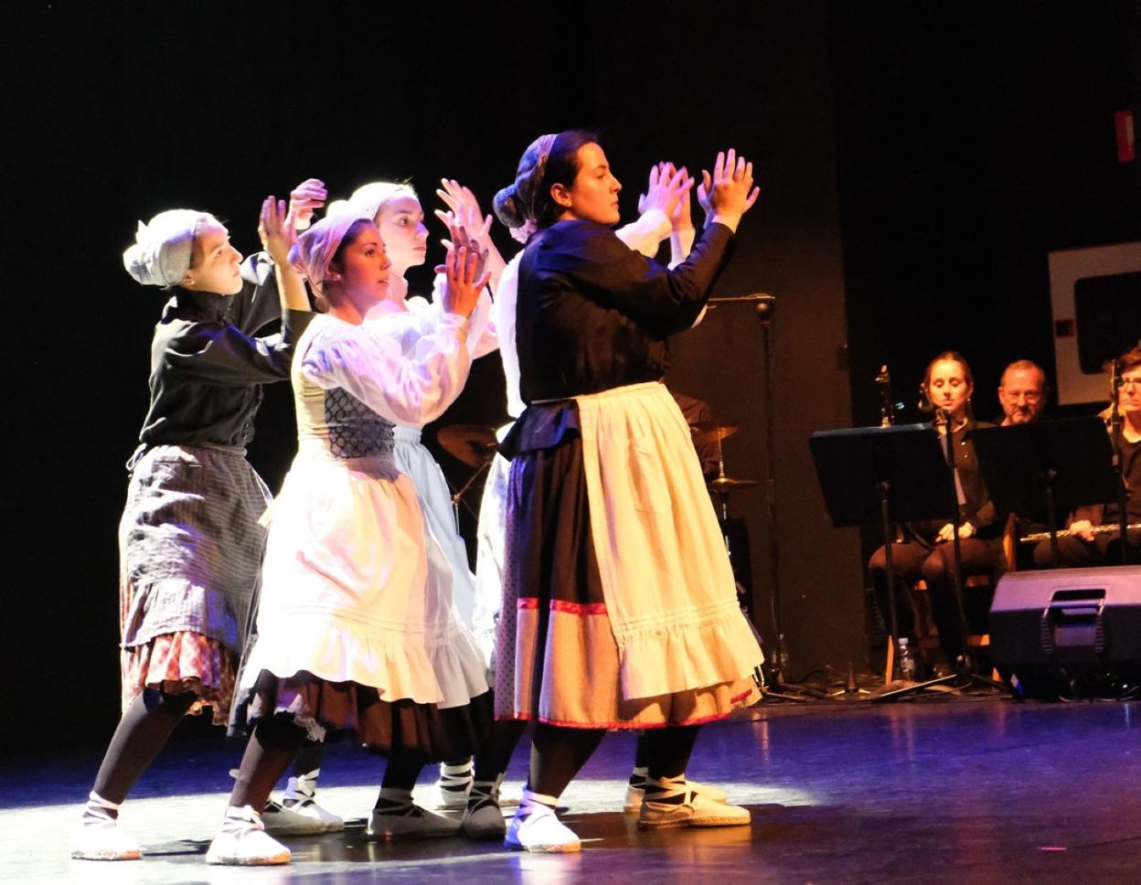 Dantzaris de Irrintzi durante el festival que protagonizaron en abril en el Zelai Arizti aretoa. 