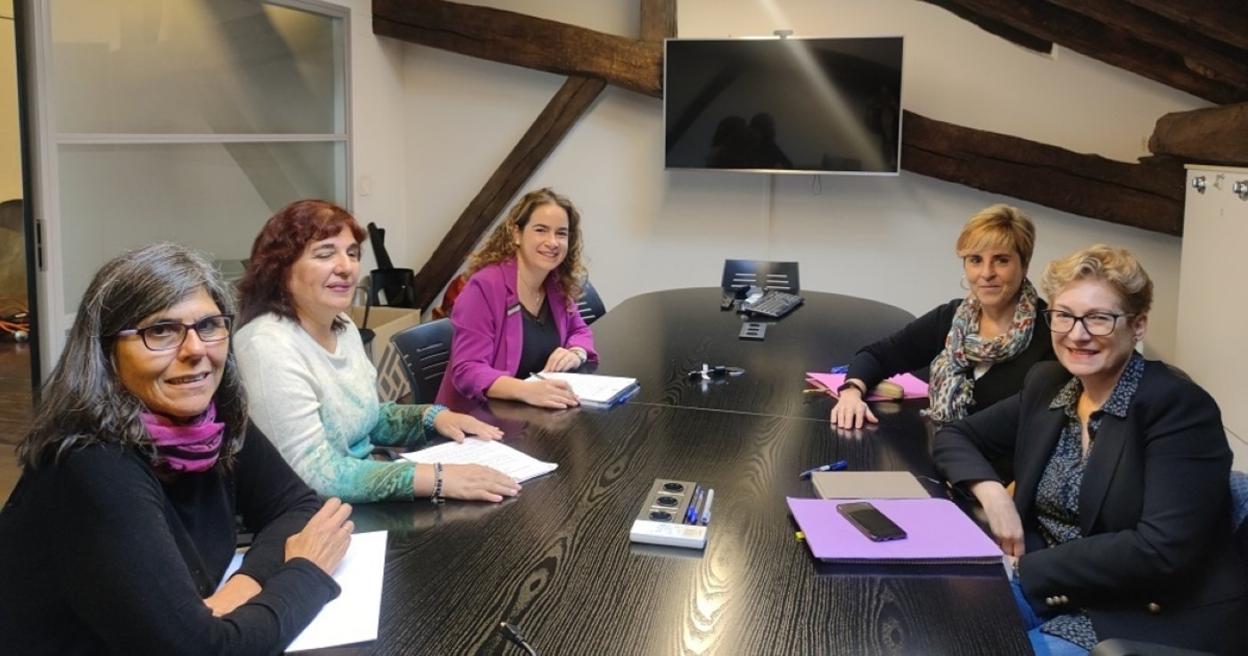 Miembros del área de Igualdad del Ayuntamiento y Malen etxea. 