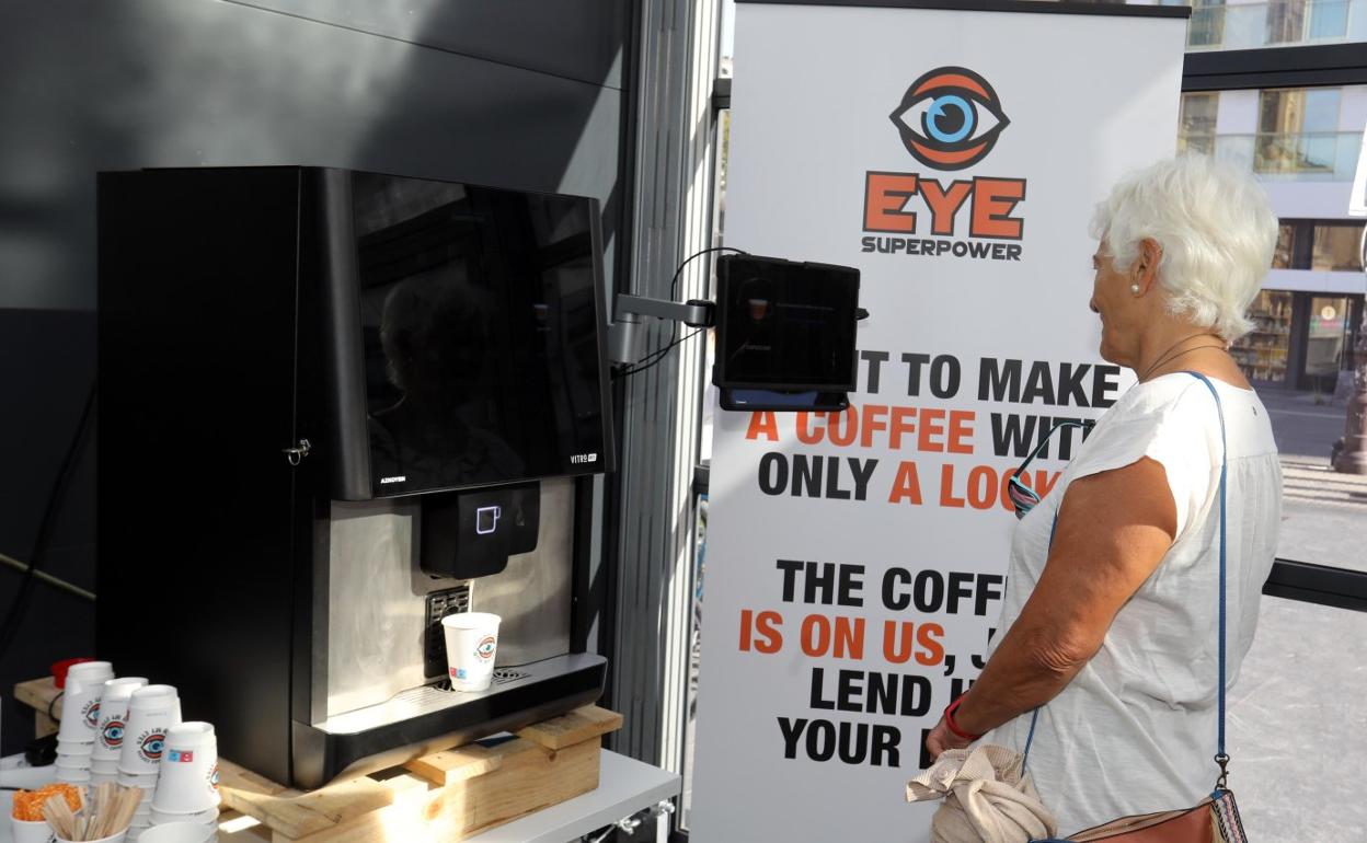 Una mujer pide café por medio de su mirada. 