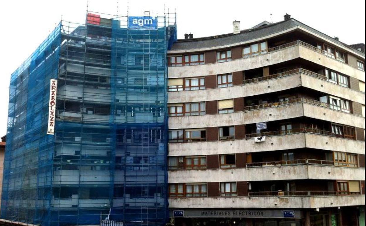 Un edificio acomete una rehabilitación de fachada en la plaza Aralar de Errenteria.