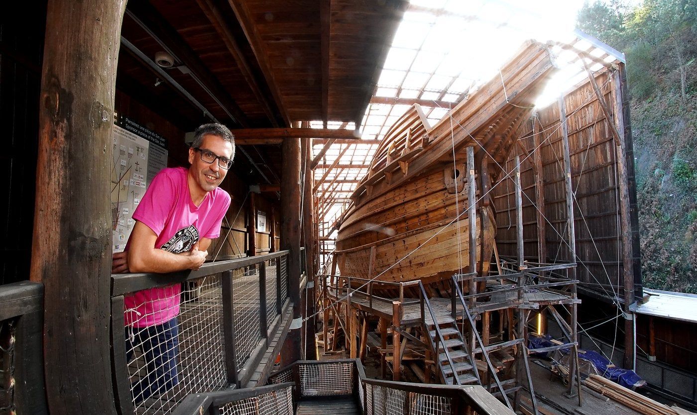 Ander Izagirre en Albaola, uno de los escenarios por donde transcurre su libro. 