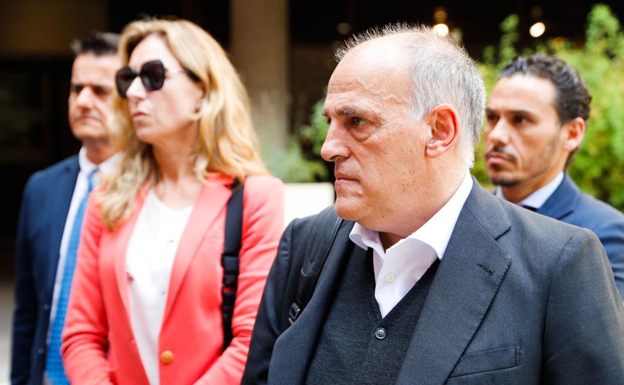El presidente de LaLiga, Javier Tebas, y la consejera de la Real, Nerea Aranburu, detrás, tras reunirse la semana pasada con el ministro Iceta. 