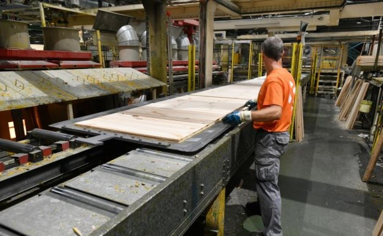 Un trabajador de una empresa guipuzcoana. 