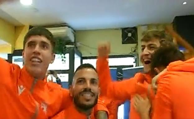 Los jugadores del Cazalegas celebran de forma efusiva que les haya tocado la Real.
