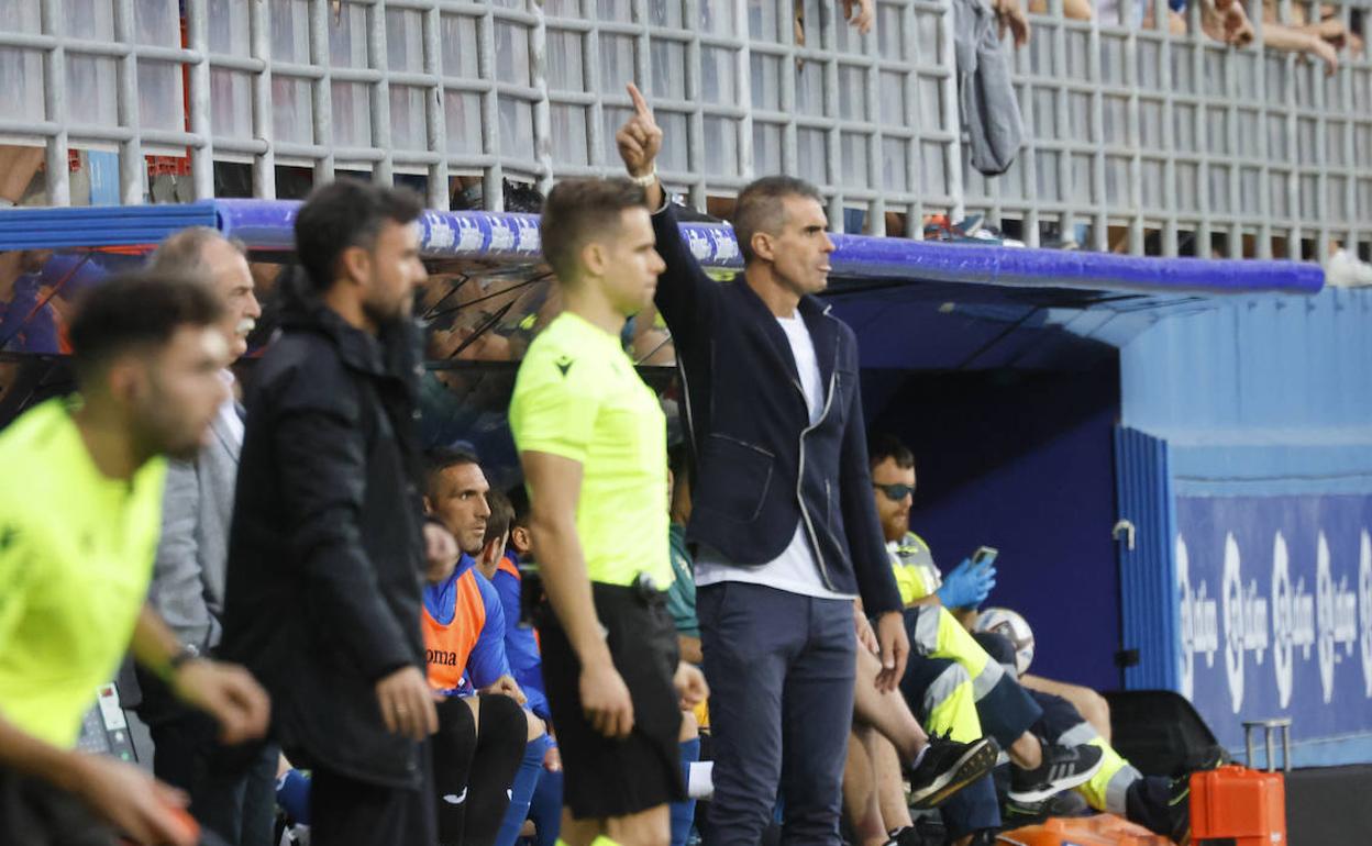 Garitano da instrucciones desde el banquillo armero. 