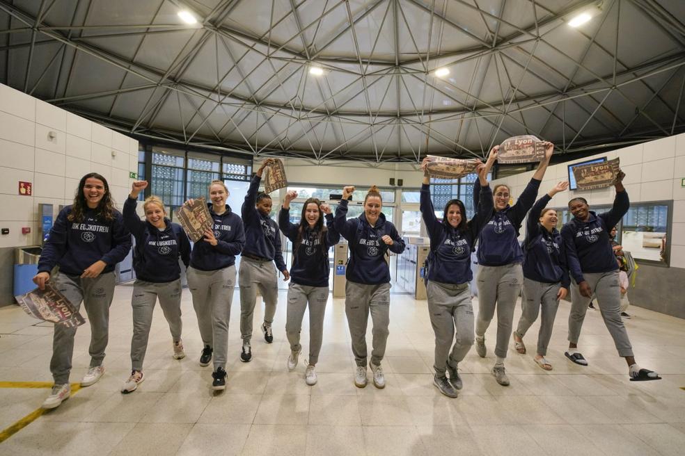 Ilusionadas. Las diez jugadoras del IDK Euskotren, ayer junto a sus billetes personalizados con destino Lyon en la estación del 'Topo' de Anoeta. 