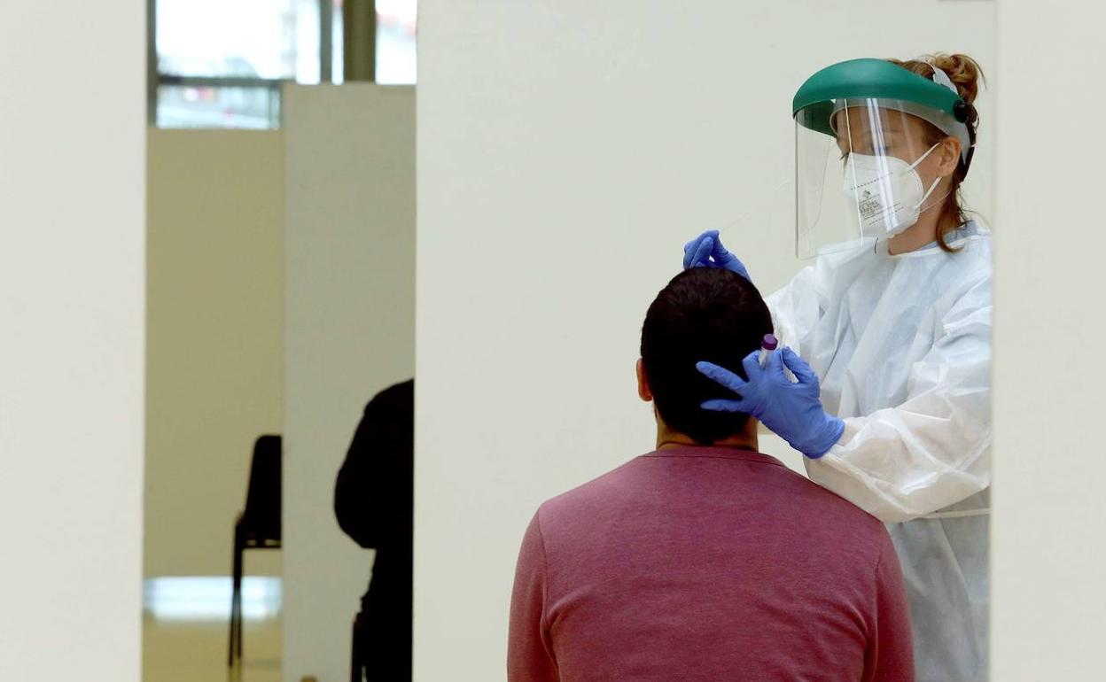 Un joven se somete a una prueba de detección del Covid-19.