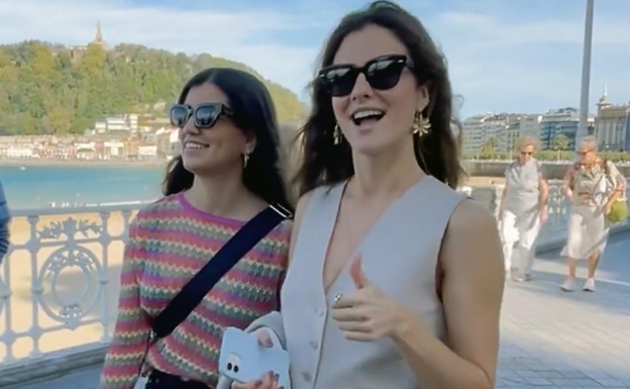 Ver´nica Gómez de Liaño junto a un amiga en el Paseo de La Concha