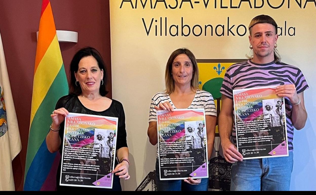 Arantza López, Beatriz Unzue e Iñigo Etxezarreta presentaron el proyecto. 