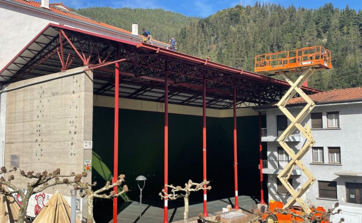 Las placas solares se han instalado en el tejado del frontón. 