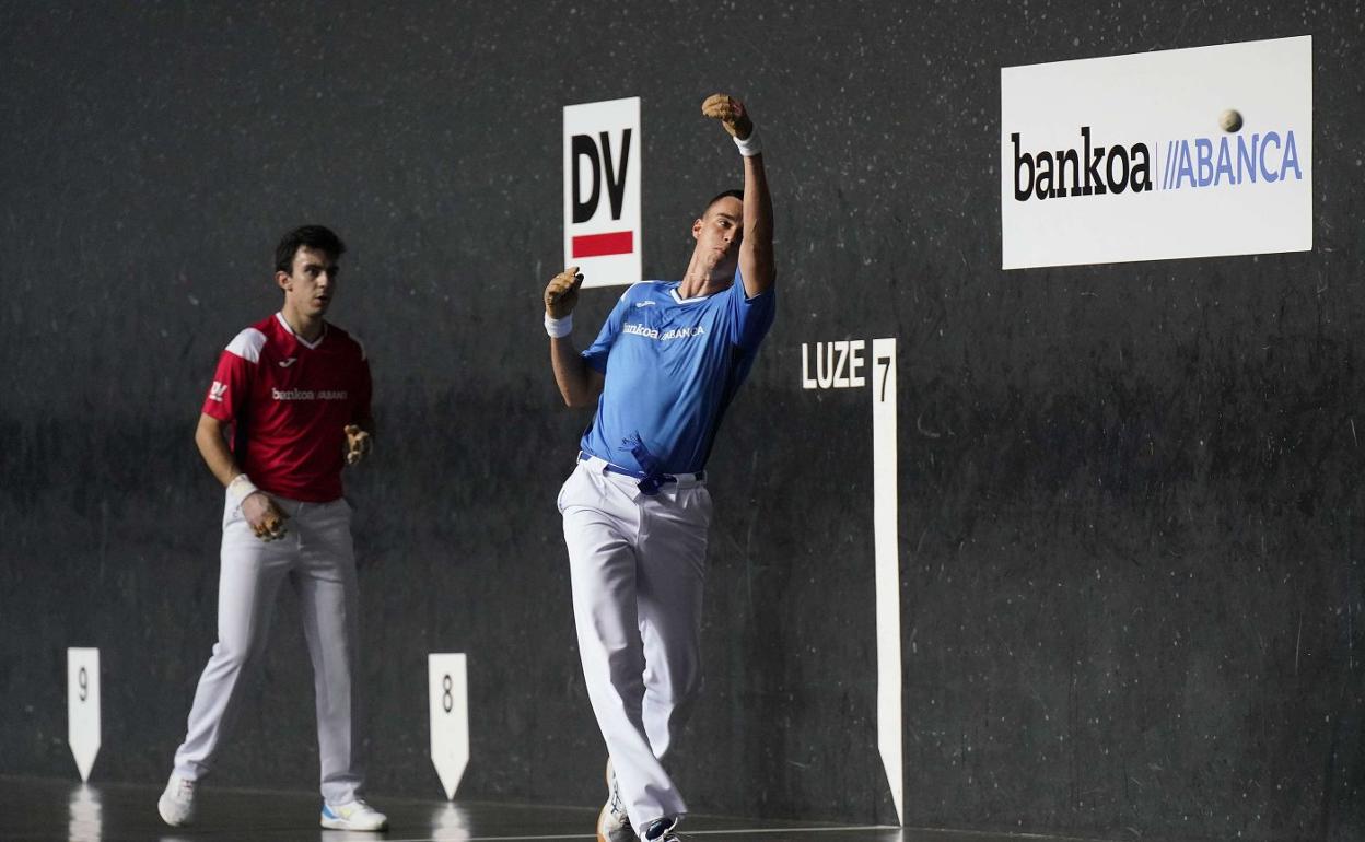 Javi Cuairan suelta la zurda en un partido de la edición de 2021. Detrás, Julen Aizpuru. 