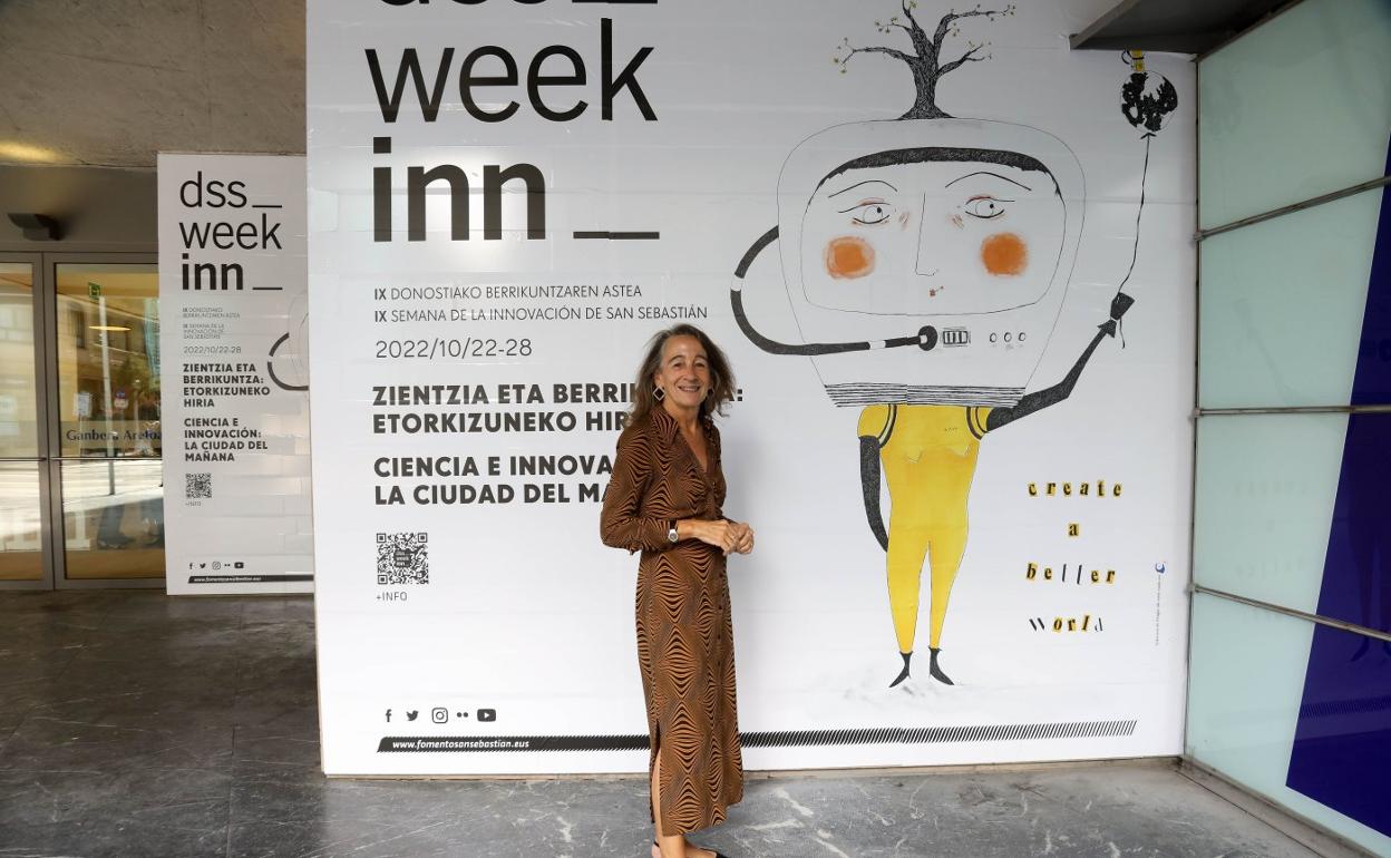 Marisol Garmendia posa en la entrada del Kursaal junto a un cartel anunciador de la DSS WeekINN. 