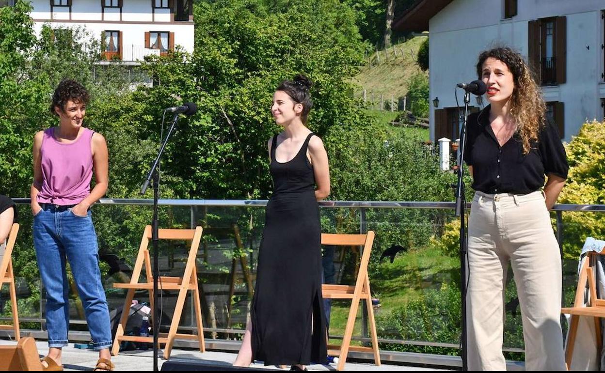 Uxue Alberdi eta Miren Amuriza, Ane Labakarekin batera, iaz eskaini zuten bertso saio literario batean. 