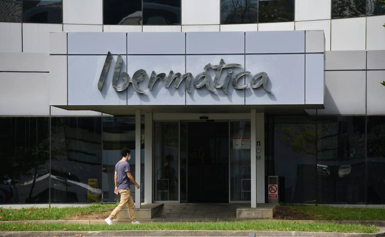Una persona accede a la sede de Ibermática en Miramón