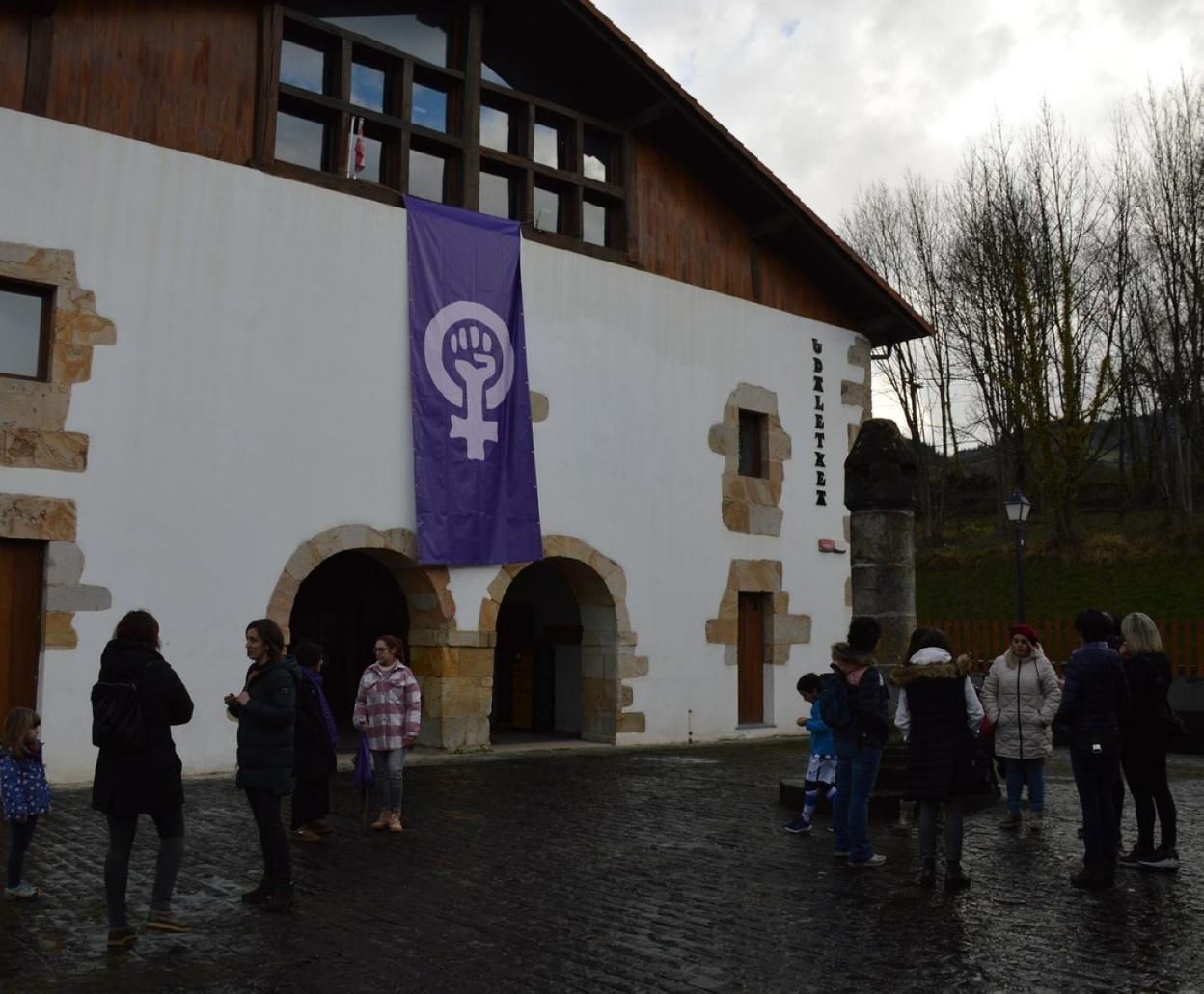 Bando bat luzatu berri du Ezkio-Itsasoko Udalak txakur eta katuek eragindako kalteak saihesteko.