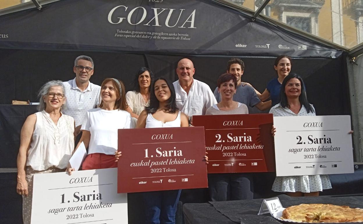 Ganadoras de los concursos, junto con el jurado, la alcaldesa y el concejal de Ferias. 