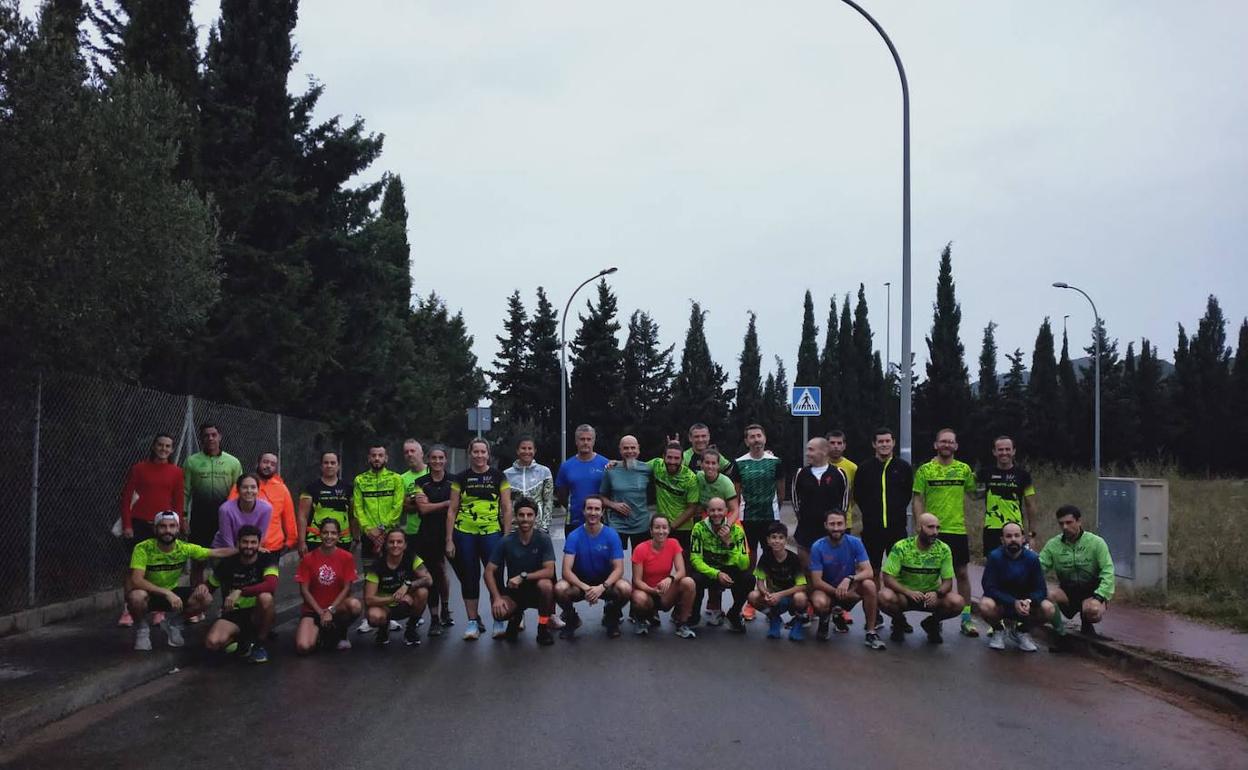 El atleta catalán Jaume Leiva, en el centro, prepara junto a su grupo de entreno la Behobia.