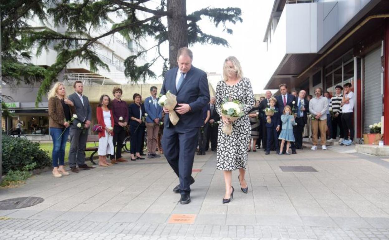 Los hijos de Juan de Dios Doval en el acto celebrado este sábado en Donostia. 