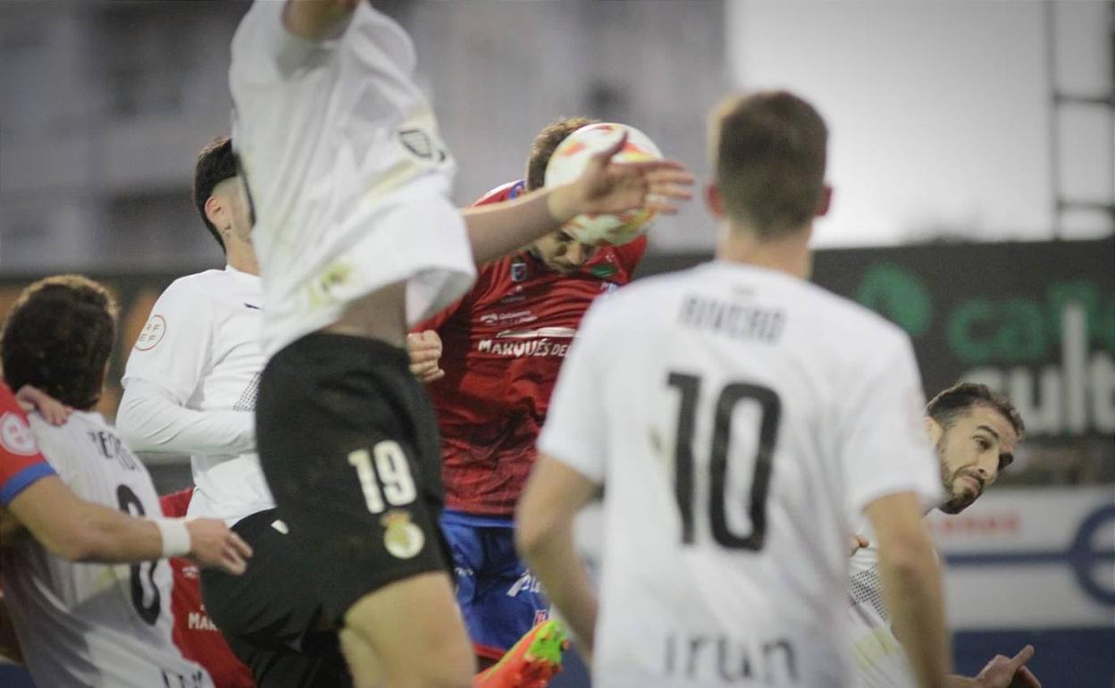 Un jugador del Calahorra remata ayer de cabeza en La Planilla