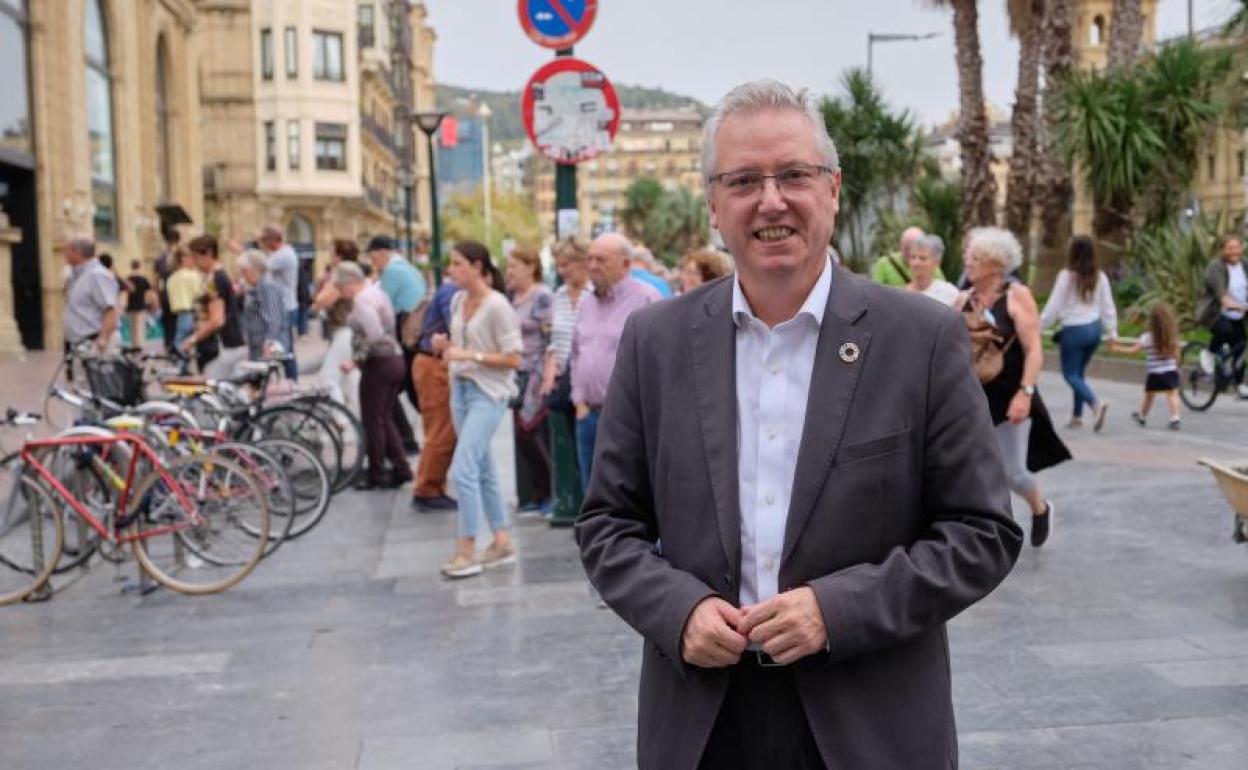 El socialista José Ignacio Asensio, en el Boulevard donostiarra. 