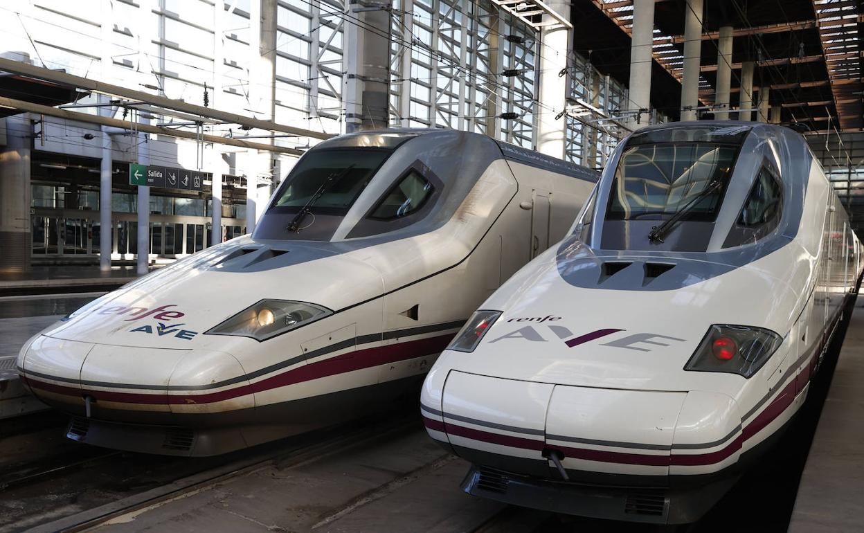 Trenes AVE en la estación de Atocha.